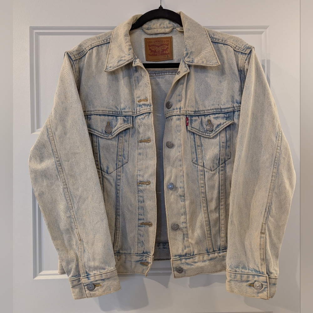 Levi's Women's Faded Blue Denim Jacket